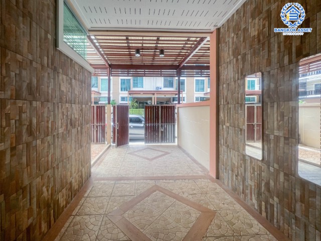 *****ทาวน์เฮ้าส์มือสอง ย่านนนทบุรี ม.นนทรีพลัส บางกรวย-ไทรน้อย เนื้อที่กว้าง 20 ตร.ว. ฟังก์ชัน 4 ห้องนอน 2 ห้องน้ำ ที่จอดรถ 1 คัน บ้านสวย สภาพแวดล้อมน่าอยู่อาศัย บนทำเลแห่งการเดินทาง เชื่อมต่อถนนบางกรวย-ไทรน้อย, ถนนนครอินทร์, ถนนราชพฤกษ์ และทางด่วน "ศรีรัช" จองด่วน!